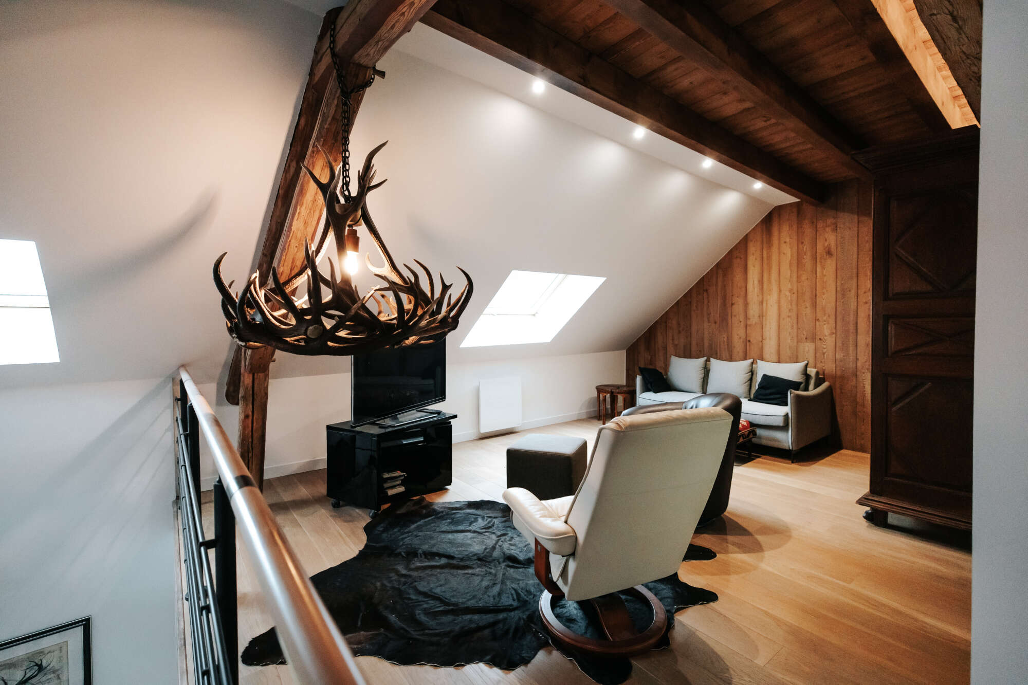 PHOTO D'UN LUSTRE FAIT AVEC DES BOIS DE CERFS - TETAZ ÉLECTRICITÉ