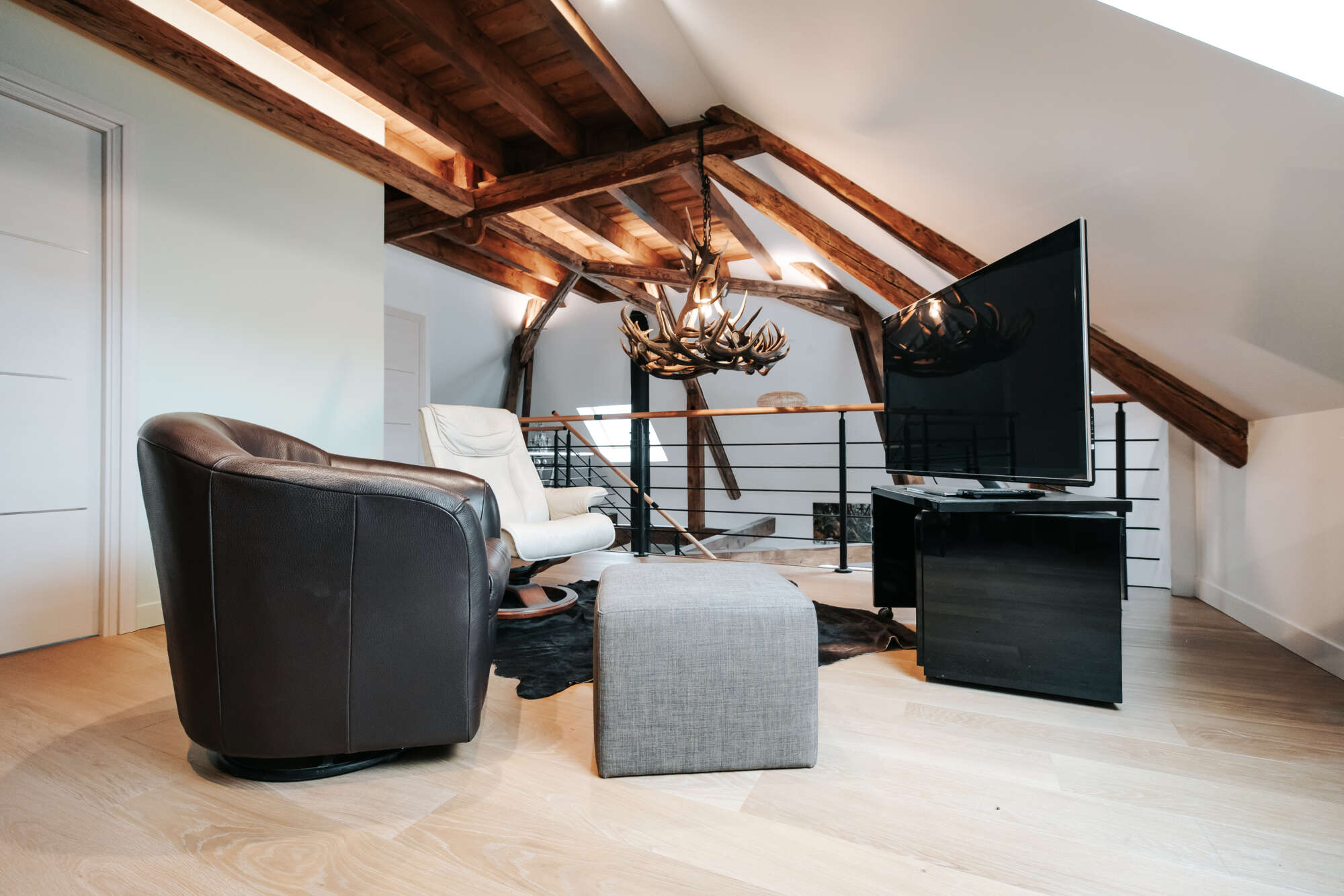 PHOTO D'UN LUSTRE FAIT AVEC DES BOIS DE CERFS - TETAZ ÉLECTRICITÉ