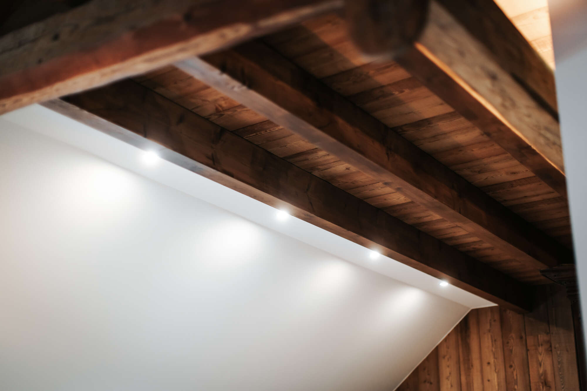 PHOTO DE PETITE LUMIÈRES INTÉGRÉES AU PLAFOND