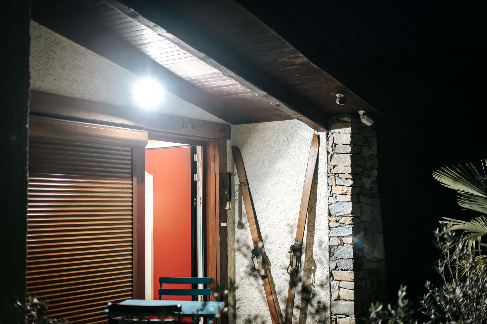 PHOTO D'UNE LUMIÈRE D'ÉCLAIRAGE EXTÉRIEUR INSTALLÉE PAR TETAZ ÉLECTRICITÉ