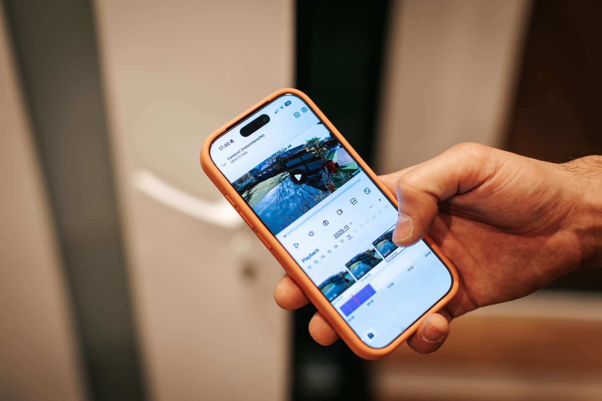PHOTO D'UN TÉLÉPHONE CONNECTÉ AUX CAMÉRAS DE SURVEILLANCE INSTALLÉES PAR TETAZ ÉLECTRICITÉ