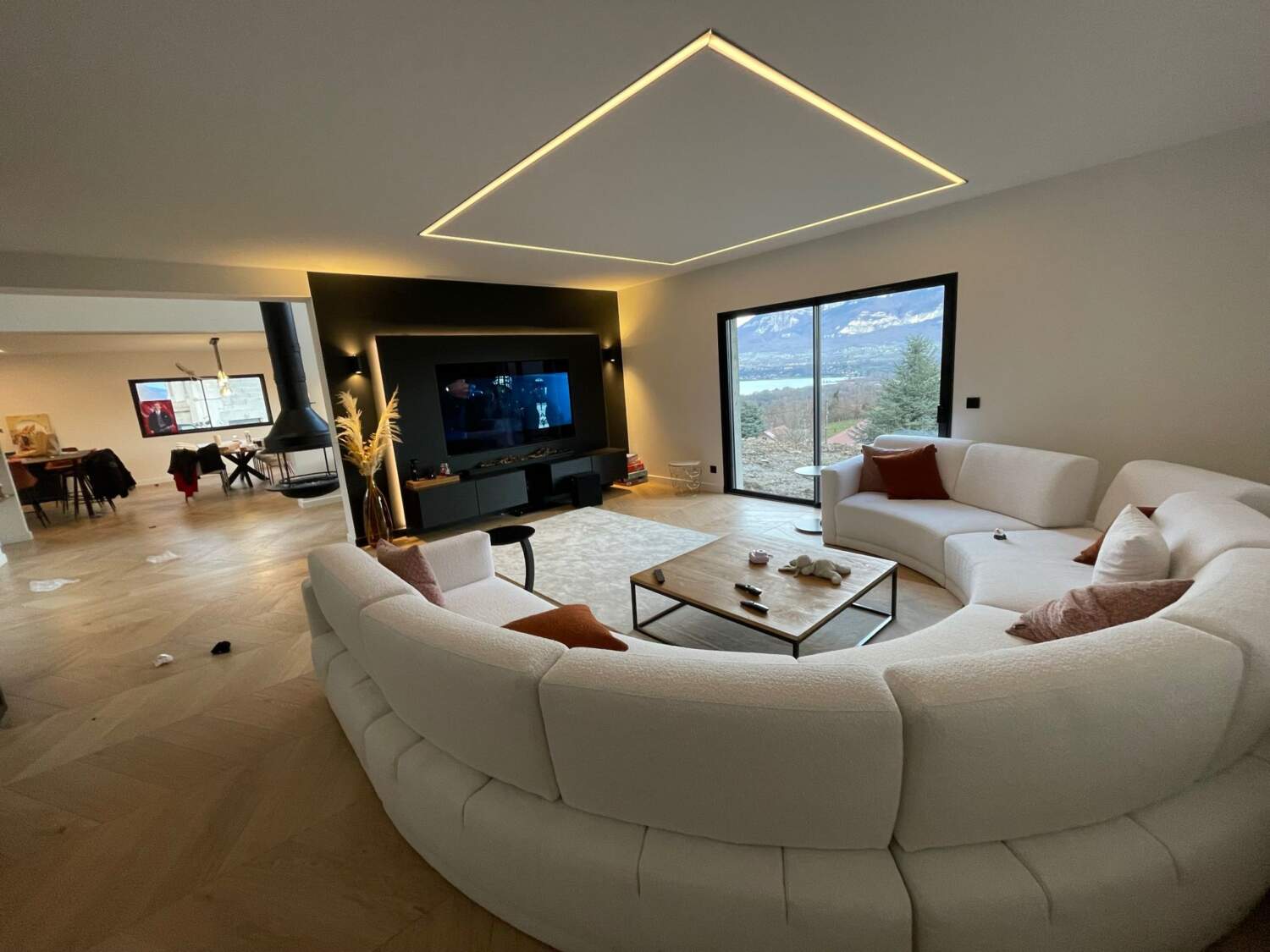 PHOTO D'UN ÉCLAIRAGE DE PLAFOND EN FORME CARRÉ