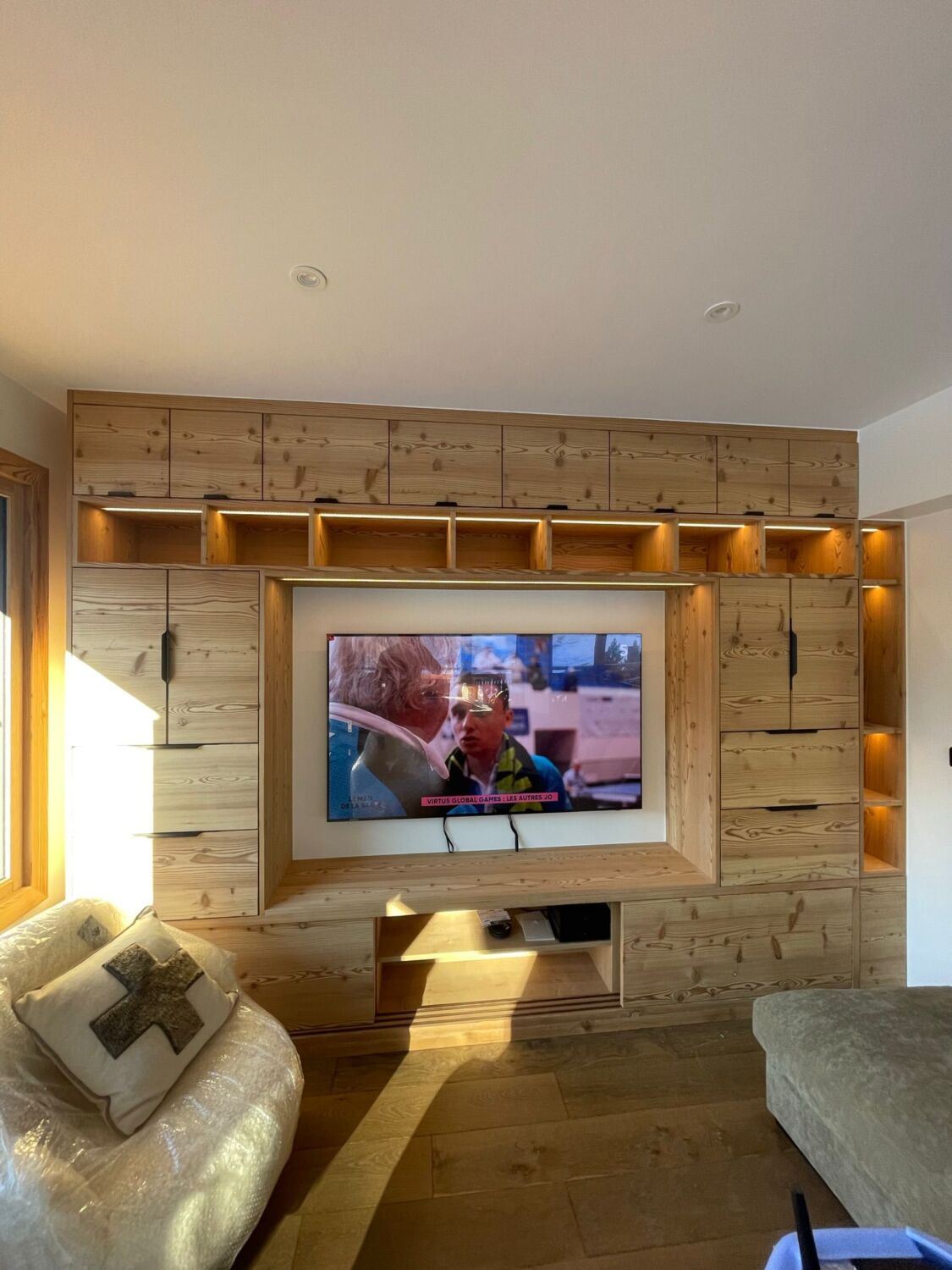 PHOTO D'ÉCLAIRAGE D'AMBIANCE AUTOUR D'UNE TÉLÉ