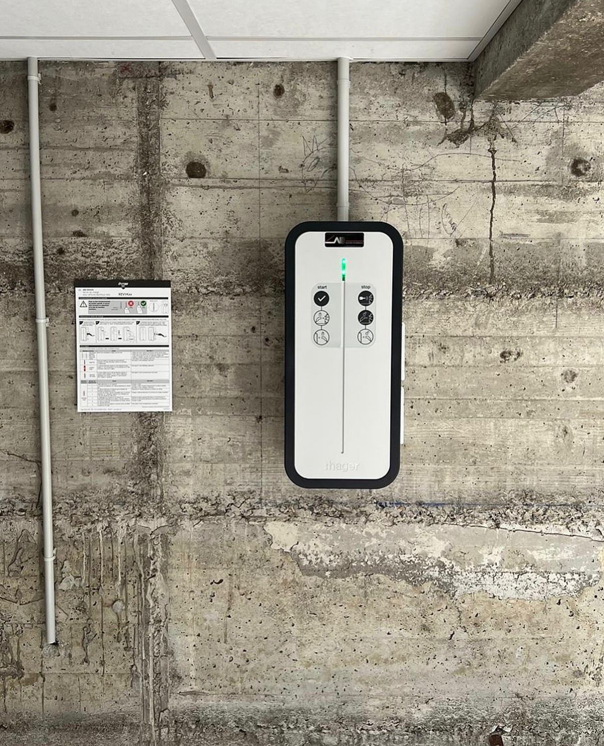 Photo d'une borne de recharge électrique pour professionnel